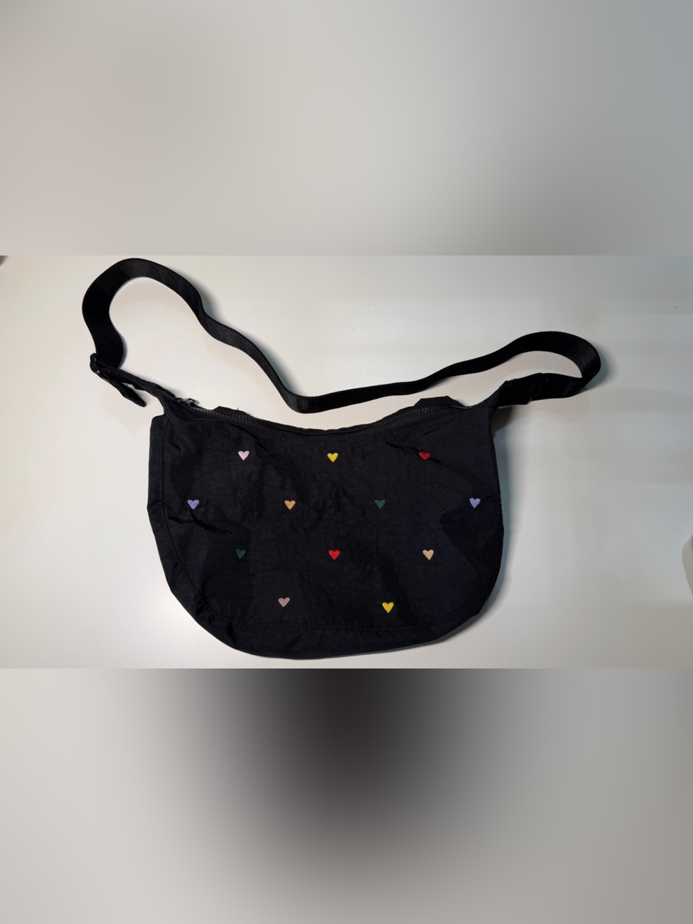 BAGGU Medium Crescent Embroidered Hearts